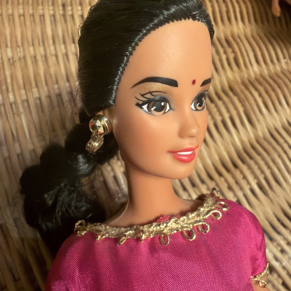 A 1995 Indian Doll Dressed In A Facetia Sari Dolls Of The World